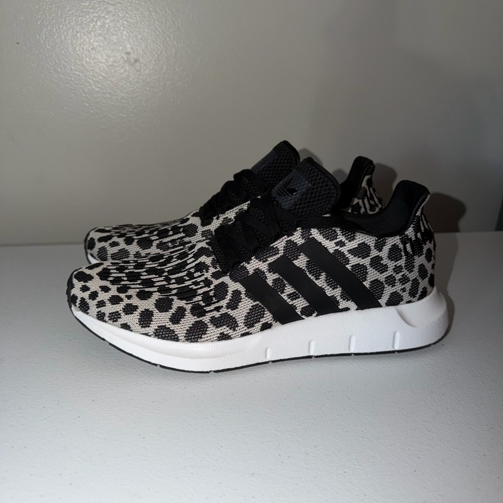 Adidas Swift Run Black / White Womens Shoes